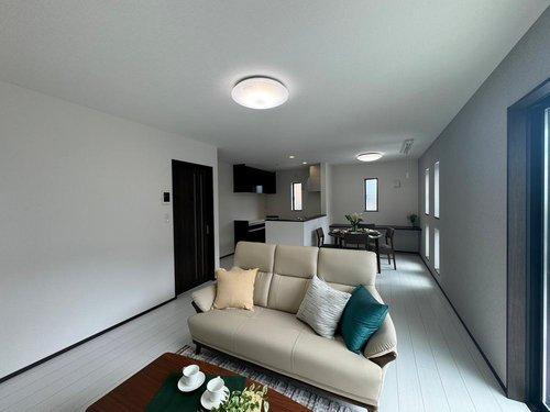 太白区山田自由ヶ丘の居間・リビング|広々としたリビングは、ダイニングセットとソファーを置いてもゆとりのスペースを確保♪