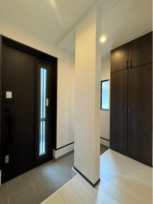 太白区山田自由ヶ丘の玄関|広い土間スペースを備えた玄関♪ベビーカーもそのまま置ける広さで、小さなお子様の居るご家庭にも嬉しいですね◎