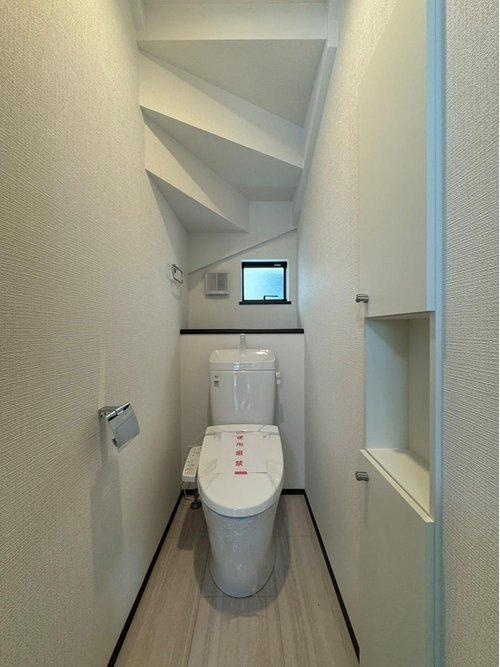 太白区山田自由ヶ丘のトイレ|白いで統一されて清潔感のある空間♪
ニッチ棚をつけて限られたスペースも有効活用！緑を飾れば更に素敵空間に♪