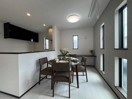 太白区山田自由ヶ丘の居間・リビング|窓の数を増やし、お部屋への陽当たりと通風を確保した快適なリビング♪