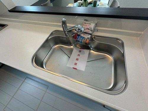 太白区山田自由ヶ丘のキッチン|広々とワイドなシンクは、大きなフライパンなども洗いやすい◎強固な素材で傷や汚れに強いステンレス製♪