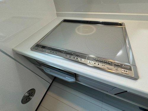 太白区山田自由ヶ丘のキッチン|火を使わずに調理が出来るIHクッキングヒーターを採用◎キッチン内部の温度が上がりにくいので、夏場の調理も快適◎