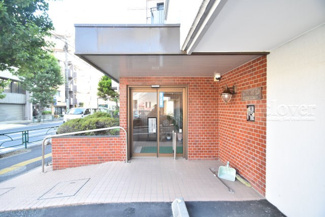 【エントランス】 | マンションの正面エントランス。出入りする人間を癒してくれるマンション入り口であり、その建物の「顔」でもあります。～即日のご見学可能～　お問合せはお気軽にどうぞ。