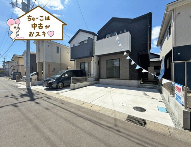 六郷　中古戸建の外観|広々とワイドな駐車スペースを確保した邸宅♪セカンドカーをお持ちの方にも嬉しい敷地内駐車場◎休日には車の手入れに気合いが入りそうです♪