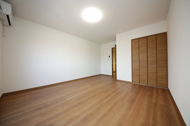 クレール上池田の洋室