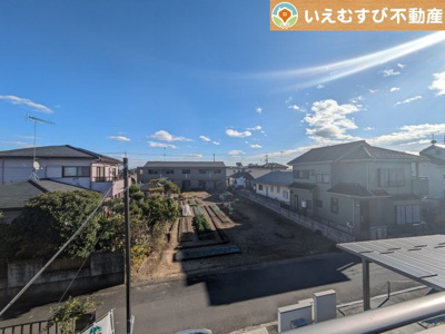 【展望】 | 鴻巣市明用　中古戸建 | 高い建物が無く開放感のある展望
バルコニーからの展望も開けていて閑静な住宅地が望めます。日当りも良いですね♪