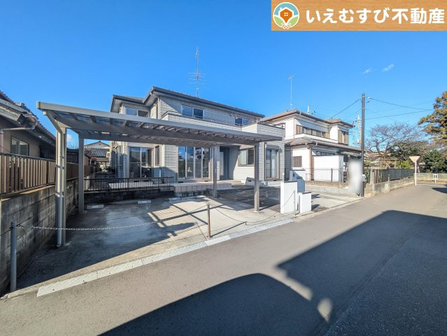 鴻巣市明用　中古戸建の駐車場|雨風から大切な愛車を守るカーポート付き
雨風から守るだけでなく雨の日のお買い物帰りなども雨を避けられて助かりますね♪