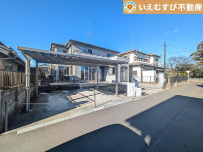 【駐車場】 | 鴻巣市明用　中古戸建 | 雨風から大切な愛車を守るカーポート付き
雨風から守るだけでなく雨の日のお買い物帰りなども雨を避けられて助かりますね♪