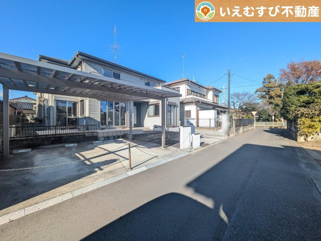 鴻巣市明用　中古戸建の前面道路含む現地写真|充分な広さの4ｍ前面道路
間口が広くお車の出し入れも問題なく行えるスペースが確保されています♪
