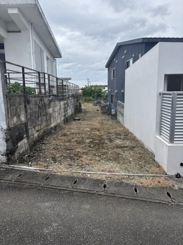 平良字久貝105・104-1の前面道路含む現地写真