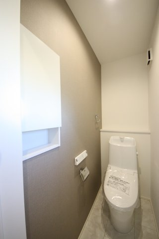 《仲介手数料無料》北区日進町２丁目55-1(全1戸)新築一戸建てのトイレ|撮影日 2024年12月23日 12:40 晴れ