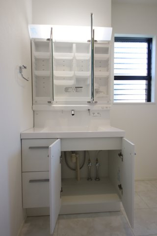 《仲介手数料無料》北区日進町２丁目55-1(全1戸)新築一戸建ての独立洗面台|撮影日 2024年12月23日 12:40 晴れ