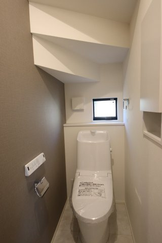 《仲介手数料無料》北区日進町２丁目55-1(全1戸)新築一戸建てのトイレ|撮影日 2024年12月23日 12:40 晴れ