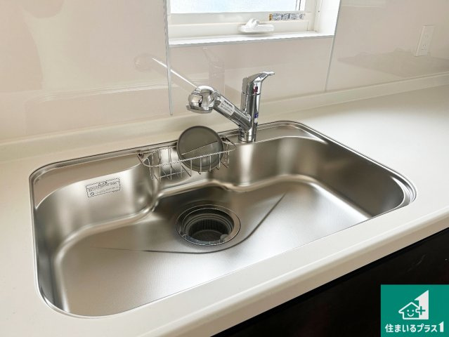 神戸市北区鈴蘭台北町　第12期　新築一戸建ての独立洗面台|清潔感のある洗面台です。フラットな鏡は掃除がしやすく毎日清潔！ホースは引き出して使えるので洗顔やお掃除の際に便利です！