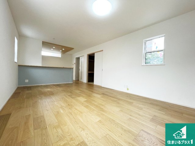 神戸市北区鈴蘭台北町　第12期　新築一戸建ての居間・リビング|シンプルなリビングは、観葉植物等のインテリアを楽しめますね！パパ好みにも、ママ好みにも家具次第で雰囲気を変えることができます！