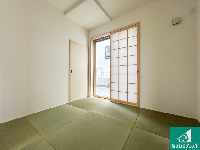 5日(土)6日(日)現地ご見学可能！　神戸市北区鈴蘭台北町　全3邸の和室|一室あると便利な和室は客間としてだけでなく、小さなお子様のプレイルームや食後のくつろぎスペースとしてもご利用いただけます。収納もついていますので大活躍間違いなし！