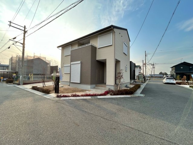 守山市川田町E-2号地　新築戸建ての前面道路含む現地写真