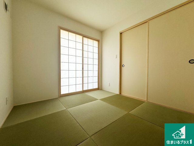 29日(土)30日(日)現地ご見学可能！　神戸市北区鈴蘭台北町　全3邸の和室|一室あると便利な和室は客間としてだけでなく、小さなお子様のプレイルームや食後のくつろぎスペースとしてもご利用いただけます。収納もついていますので大活躍間違いなし！