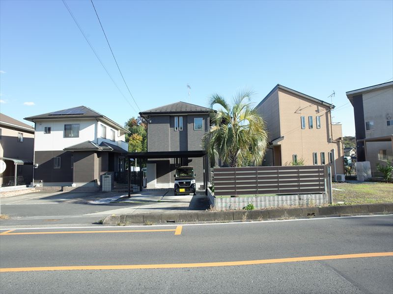 東松山市東平　中古戸建の前面道路含む現地写真