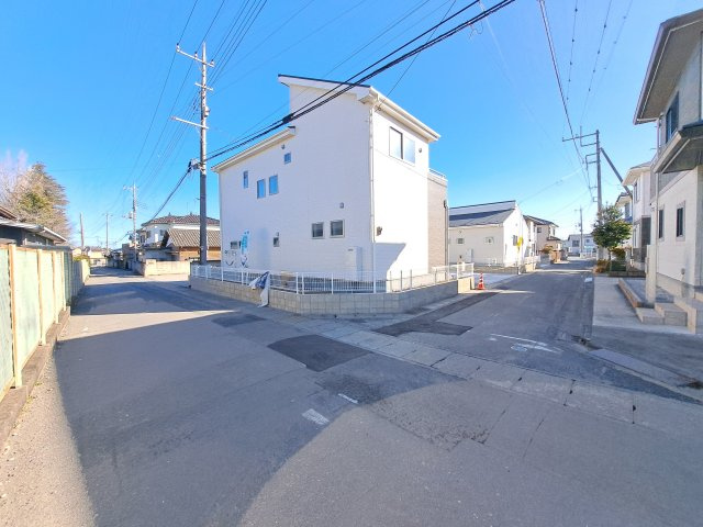 新築　太田市天良町第3　Livele Garden.S　１号棟の前面道路含む現地写真|西側接道幅員約4ｍ　北側接道幅員約4.3ｍ	