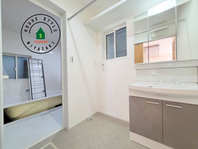 パティオニュータウン月見ヶ丘（6号棟）の脱衣所|ゆとりの洗面スペースで朝の身支度もスムーズに。暮らしを快適に変えるシャワー付洗面台です！