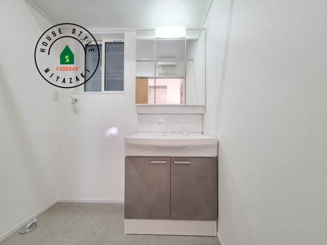 パティオニュータウン月見ヶ丘（6号棟）の独立洗面台|毎日使うものだから清潔な空間を保ちたい水回り。洗面にはそんな願いを解消させてくれる収納アイデアが満載です。三面鏡の裏側にはキャビネットが現れ小物から背の高い物まで収納できます。