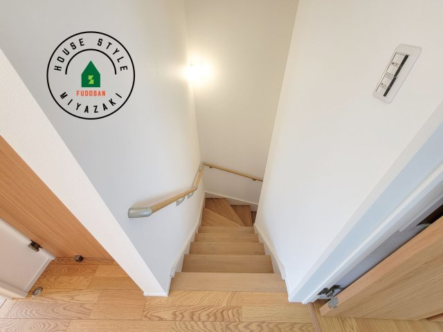 パティオニュータウン月見ヶ丘（6号棟）の内装|＜手すり付階段＞手すりがないと階段の昇り降りで危険なことはもちろん、壁に手をつきながら歩くことで壁紙が汚れやすくなります。すべての方に快適に昇り降りしていただくため、手すりを設置しました。