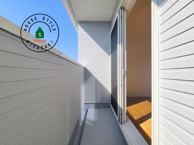 パティオニュータウン月見ヶ丘（6号棟）のバルコニー|風をしっかりと感じられるバルコニーでは、毎日が洗濯日和です。広々としているので洗濯も楽しくなるでしょうし、気分転換にバルコニーからの眺めを楽しむのもいいでしょう。