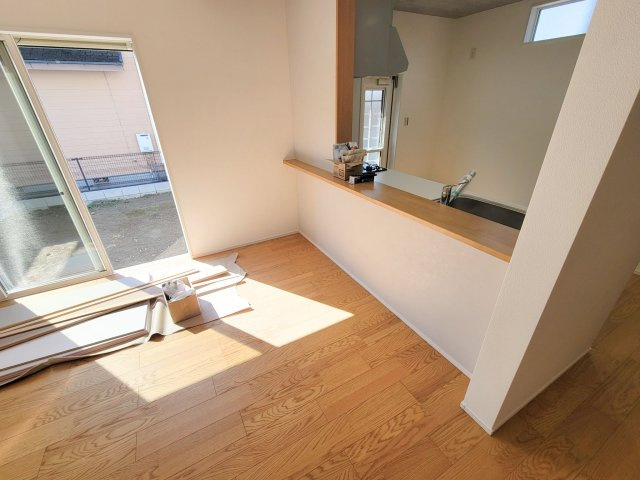 パティオニュータウン月見ヶ丘（6号棟）のダイニング|キッチンから立ち込める香りが今日の料理を期待させます。