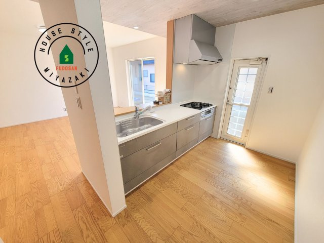 パティオニュータウン月見ヶ丘（6号棟）のキッチン|ご家族を近くに感じられる対面キッチンのLDK。会話もはずみそうですね。