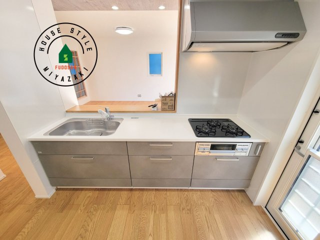 パティオニュータウン月見ヶ丘（6号棟）のキッチン|ダイニングテーブルへの配膳がラクラク、お料理はかどるカウンター付きシステムキッチン！