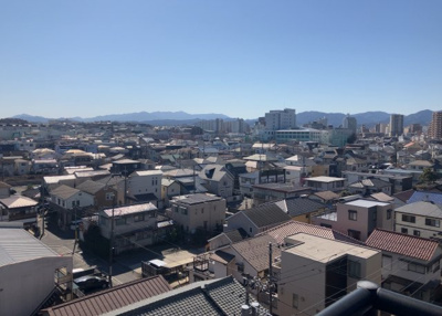 【展望】 | ドミール八王子 | 眺望の良さを楽しめるダイニングキッチンで家族団らんの時間を過ごしてはいかがでしょうか。バルコニーから見える景色を家族で眺める時間は、時間が経つのを忘れてしまいそうですね。是非、現地を見に行きましょう！