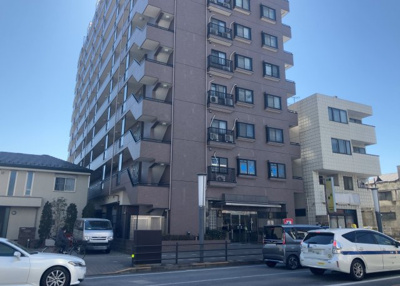 【現況写真】 | ドミール八王子 | 外観はマンション管理がされているかの目安になります。築年数が古いと、壁面は劣化してひび割れが生じることも！建物が古びていても細かいところが修繕されていると、きちんと管理されているなぁと感じるでしょう。