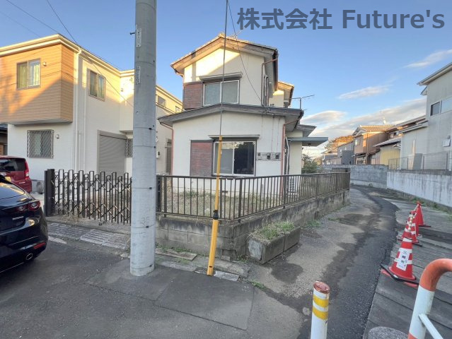 三郷市彦成1丁目　中古戸建の外観|角地に位置する開放的な立地