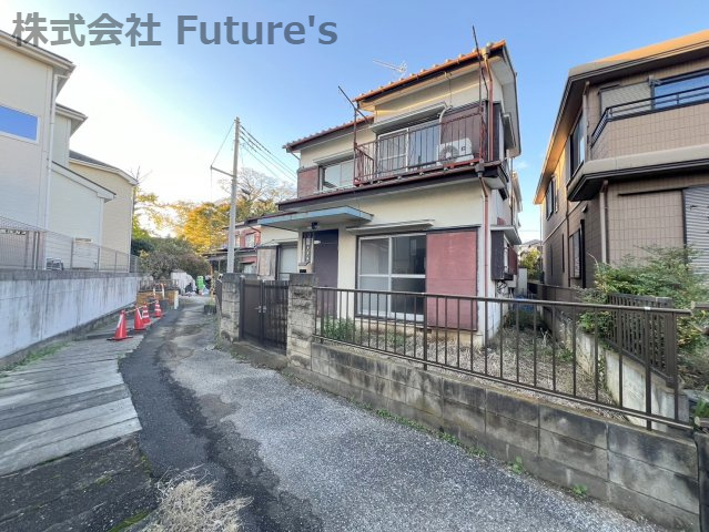 三郷市彦成1丁目　中古戸建の前面道路含む現地写真|角地に位置する開放的な立地