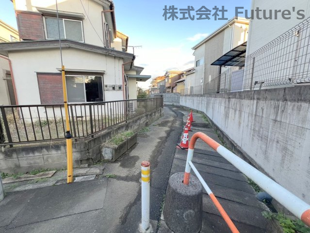 三郷市彦成1丁目　中古戸建の前面道路含む現地写真|南側法定外道路3.2ｍ