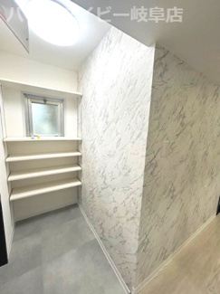 【玄関】 | グリーンコーポ江南1階角部屋！リフォーム済み！24帖の広々リビングの2LDK！専用庭あります♪ | グリーンコーポ江南1階角部屋！リフォーム済み！24帖の広々リビングの2LDK！専用庭あります♪