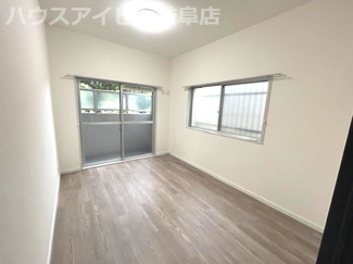 【洋室】 | グリーンコーポ江南1階角部屋！リフォーム済み！24帖の広々リビングの2LDK！専用庭あります♪ | グリーンコーポ江南1階角部屋！リフォーム済み！24帖の広々リビングの2LDK！専用庭あります♪