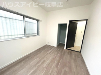 【洋室】 | グリーンコーポ江南1階角部屋！リフォーム済み！24帖の広々リビングの2LDK！専用庭あります♪ | グリーンコーポ江南1階角部屋！リフォーム済み！24帖の広々リビングの2LDK！専用庭あります♪