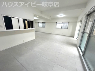 【居間・リビング】 | グリーンコーポ江南1階角部屋！リフォーム済み！24帖の広々リビングの2LDK！専用庭あります♪ | グリーンコーポ江南1階角部屋！リフォーム済み！24帖の広々リビングの2LDK！専用庭あります♪