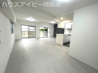 【居間・リビング】 | グリーンコーポ江南1階角部屋！リフォーム済み！24帖の広々リビングの2LDK！専用庭あります♪ | グリーンコーポ江南1階角部屋！リフォーム済み！24帖の広々リビングの2LDK！専用庭あります♪