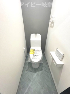 【トイレ】 | グリーンコーポ江南1階角部屋！リフォーム済み！24帖の広々リビングの2LDK！専用庭あります♪ | グリーンコーポ江南1階角部屋！リフォーム済み！24帖の広々リビングの2LDK！専用庭あります♪