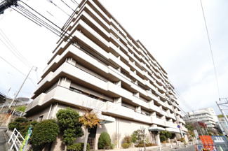 【外観】 | 【耐震性】
耐震性の高さを判断するポイントは、
建築確認申請日が1981年6月1日以降の
新耐震基準に適合しているかどうか。
震度６程度の大地震でも
建物が崩壊しないレベルが基準になりました。