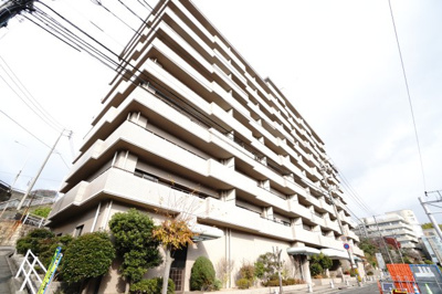 【外観】 | 【上質リフォーム】新井口パークホームズ | 【耐震性】
耐震性の高さを判断するポイントは、
建築確認申請日が1981年6月1日以降の
新耐震基準に適合しているかどうか。
震度６程度の大地震でも
建物が崩壊しないレベルが基準になりました。