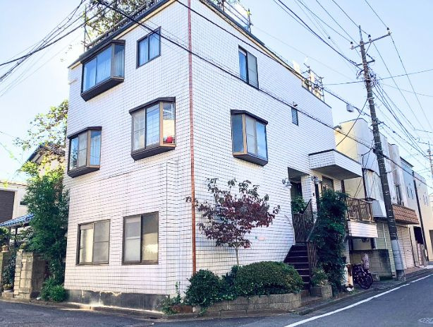 【外観】 | 新座市栄５丁目　中古戸建て | 角地に建つ3階建て車庫付住宅、屋上もゆとりのプライベート空間