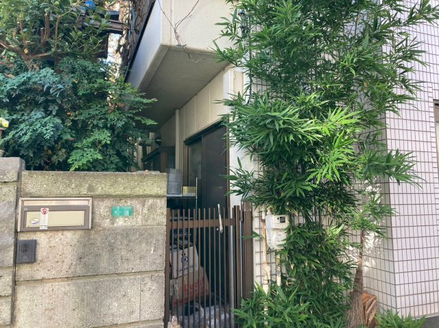 【玄関】 | 新座市栄５丁目　中古戸建て | こちら勝手口もあります、出入口が複数あると何かと便利です