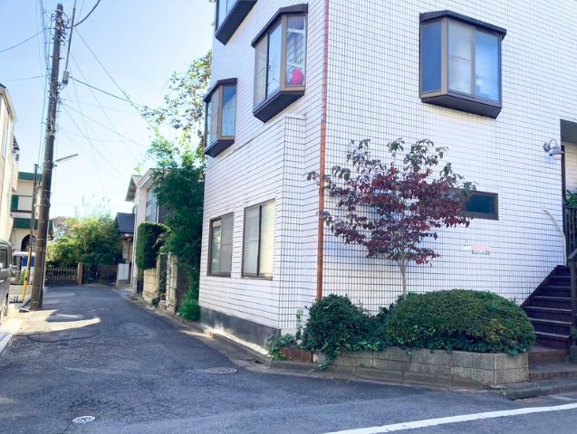 【前面道路含む現地写真】 | 新座市栄５丁目　中古戸建て | 北東角地の開放感があり、陽当り・通気性良好な立地です