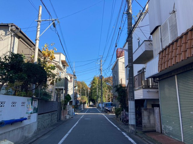【前面道路含む現地写真】 | 新座市栄５丁目　中古戸建て | 落ち着いた住宅街の一角、静かな暮らしを送れるエリアです