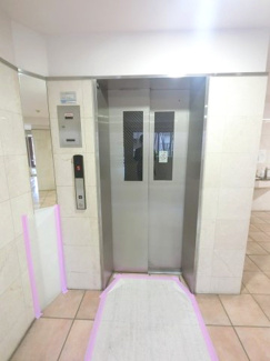 【その他共用部分】 | お買い物時やベビーカーの出し入れに便利なエレベーター付です。