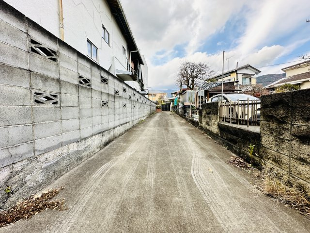秦野市曽屋　敷地広々136坪リフォーム戸建の前面道路含む現地写真